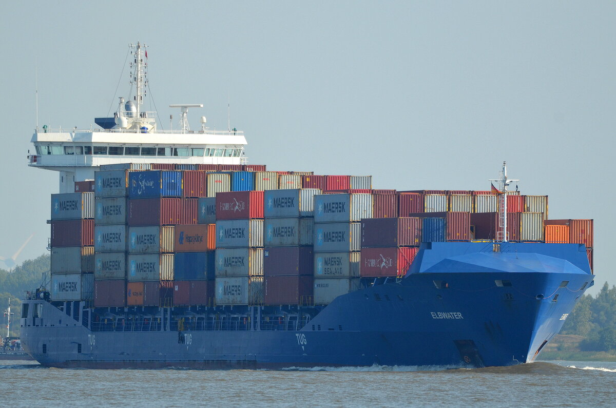 Die ELBWATER IMO-Nummer:9504073 Flagge:Zypern Länge:151.0m Breite:23.0m Baujahr:2012 Bauwerft:Jiangdong Shipyard,Wuhu China beim auslaufen aus Hamburg aufgenommen vom Willkomm Höft Wedel aufgenommen am 18.09.24