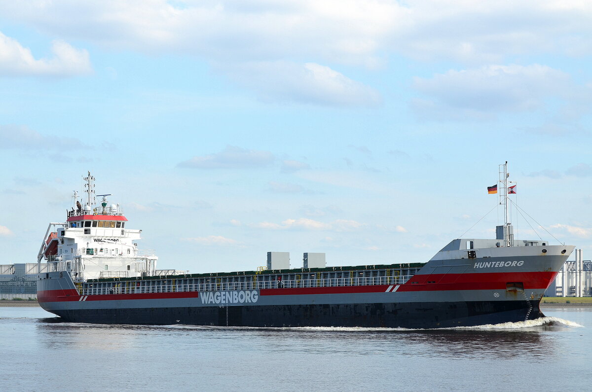 Die HUNTEBORG IMO-Nummer:9328704 Flagge:Niederlande Länge:114.0m Breite:15.0m Baujahr:2006 Bauwerft:Royal Niestern Sander,Delfzijl Niederlande beim auslaufen aus Hamburg aufgenommen vor Blankenese am 15.07.24