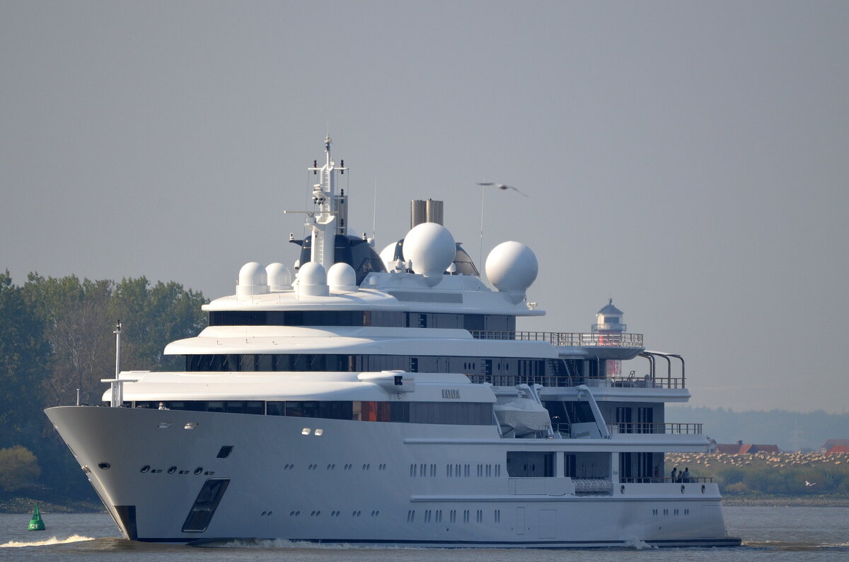 Die KATARA IMO-Nummer:9562805 Flagge:Katar Länge:124.0m Breite:19.0m Baujahr:2010 Bauwerft:Lürssen-Kröger Werft,Schacht-Audorf Deutschland nach Hamburg einlaufend vom Willkomm Höft Wedel aufgenommen am 18.09.24