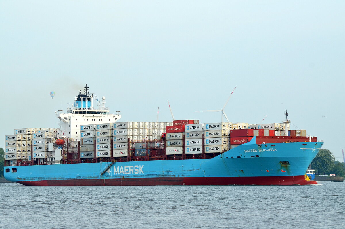 Die MAERSK BENGUELA IMO-Nummer:9355367 Flagge:Hong Kong Länge:223.0m Breite:32.0m Baujahr:2009 Bauwerft:Hanjin Heavy Industries & Construction,Pusan Südkorea aus Hamburg auslaufend vor Teufelsbrück am 09.05.24