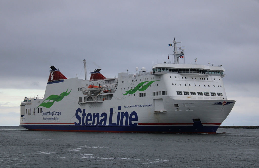 Die Mecklenburg-Vorpommern ist eine Eisenbahnfähre der schwedischen Stena Line auf der westlichen Ostsee. Sie ist das zweitgrößte Eisenbahnfährschiff der Welt.Am 07.02.2025 lief bei besten Norddeutschen Schmuddelwetter in Warnemünde rein.