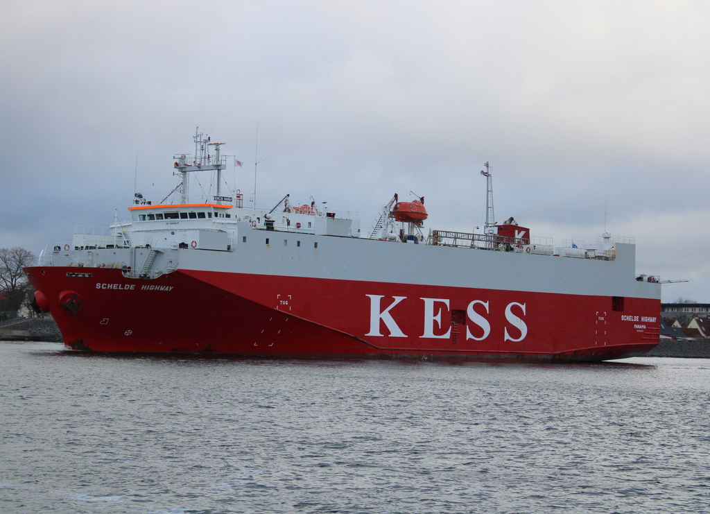 Die Schelde Highway auf ihrem Seeweg von Rostock nach Södertälje beim Auslaufen am 07.02.2025 in Warnemünde.