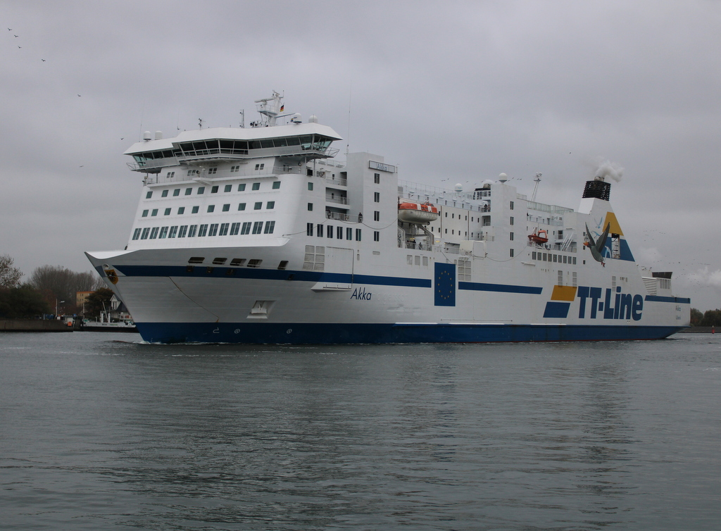 Die TT-Line Fähre Akka auf dem Seeweg von Travemünde nach Trelleborg via Rostock beim Auslaufen in Warnemünde.31.10.2024