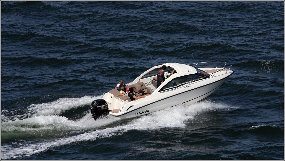 kleines motorboot mit kajüte