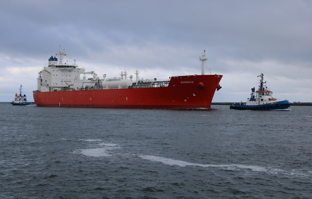 Fairplay 56 mit dem LPG Tanker Sombeke am 07.02.2025 in Warnemünde.