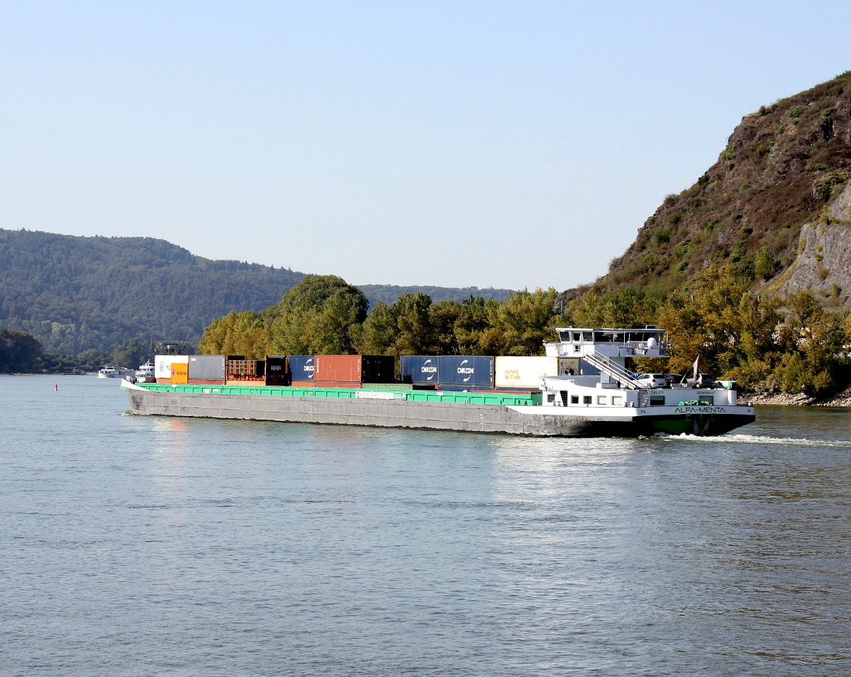 GMS ALFA-MENTA ENI 02325047 L.132 m B.14,20 m T.5208 TEU 336 bei 4 Lagen 421 bei 5 Lagen       Flagge Niederlande auf dem Rhein am 21.09.2024 zu Tal in Andernach.