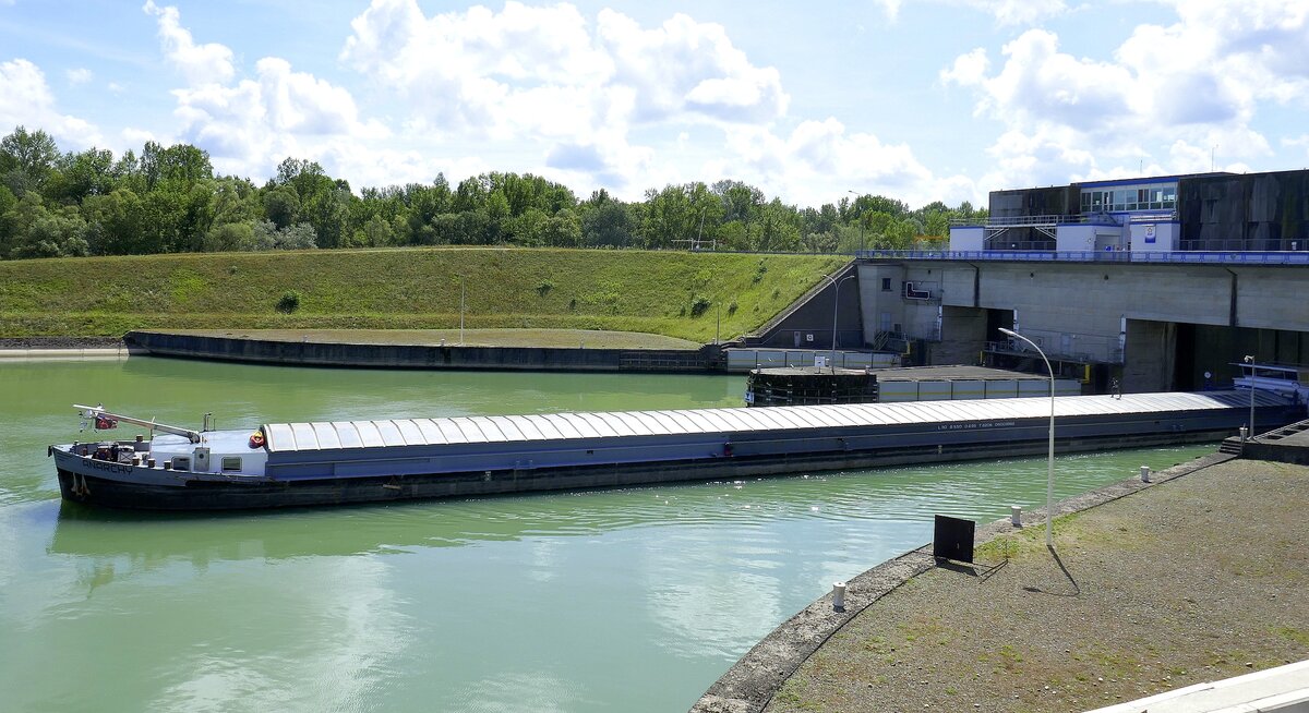 GMS Anarchy, beim Verlassen der Rheinschleuse Rhinau/Elsaß, rheinabwärts, Aug.2024