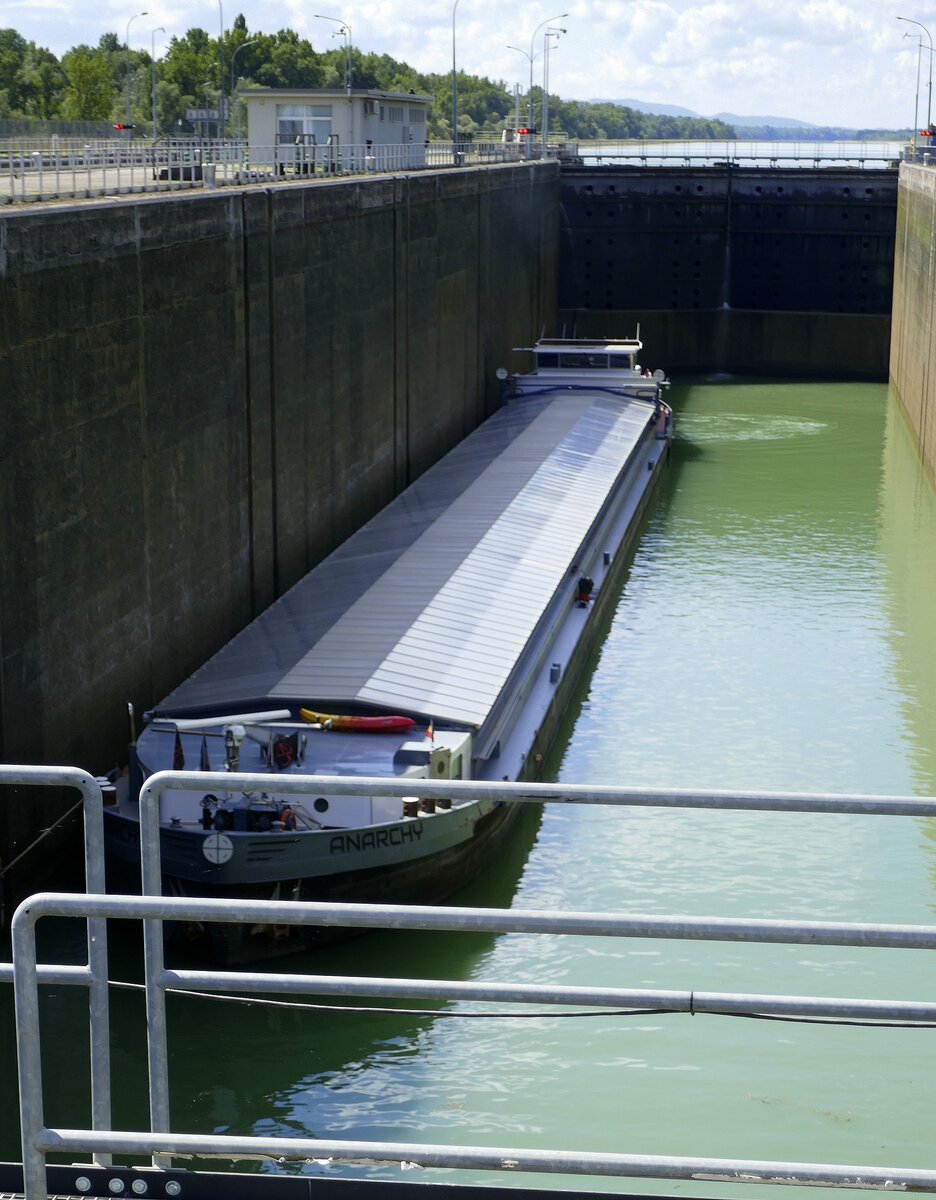 GMS Anarchy, während der Schleusung in der großen Kammer der Rheinschleuse Rhinau/Elsaß, Aug.2024