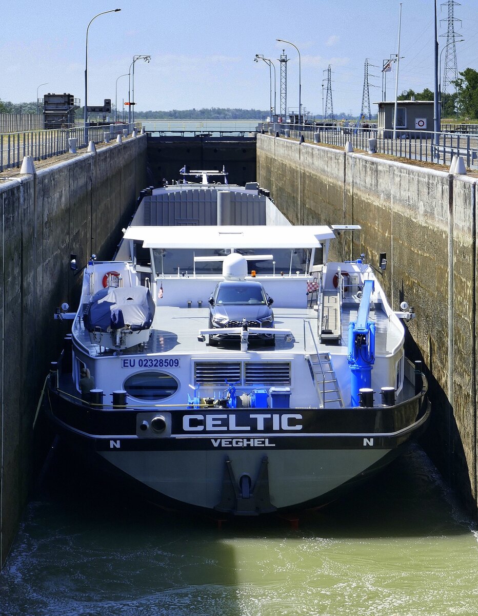 GMS Celtic, rheinaufwärts in der Schleuse Fessenheim/Elsaß, L=110m, Tonnage 3238t, 1700PS, Baujahr 2007, Heimat Niederlande, Juni 2024