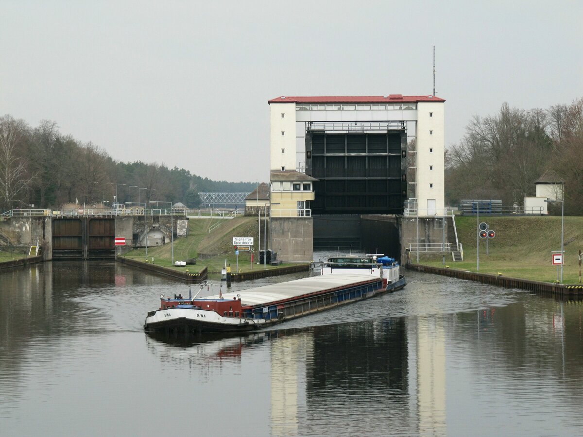 GMS  GINA  (04015620 , 80 x 8m)  am 09.03.2024 beim Verlassen der  SCHLEUSE LEHNITZ  /  ODER-HAVEL-WASSERSTRASSE  zu Tal.