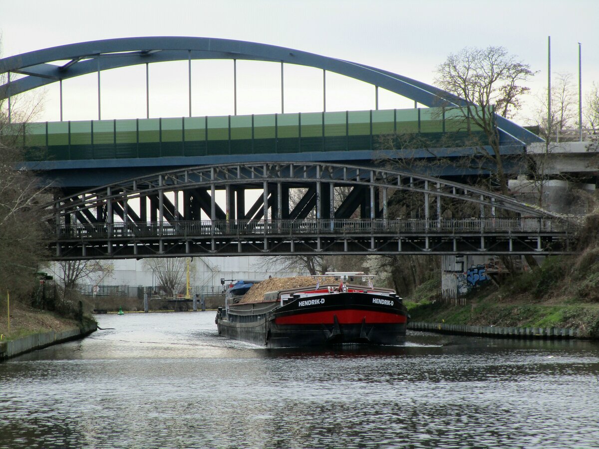 GMS  HENDRIK-D  (06000564 , 85 x 8,20m)  am 26.03.2024 im  TELTOWKANAL  in Berlin-MARIENDORF  Höhe  des ehemaligen Gaswerk Hafens auf Bergfahrt.