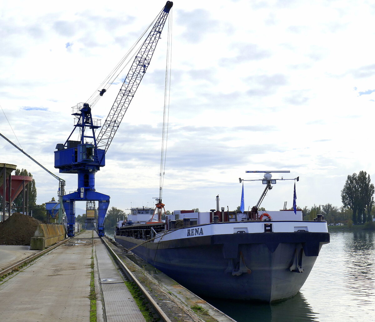 GMS Rena, im Rheinhafen von Breisach, L=105m, 2750t, 1250PS, Baujahr 1987, gemeldet in Edingen/Neckar, Okt.2024