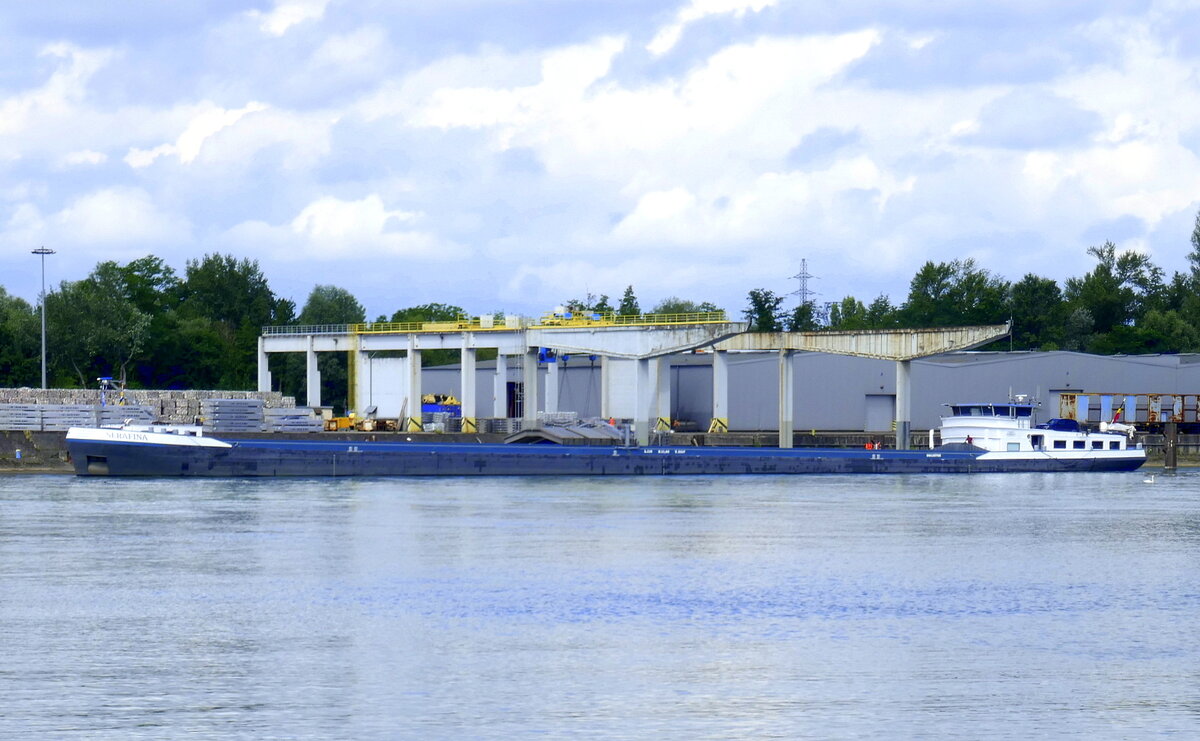 GMS Serafina, im Rheinhafen von Neubreisach(Neuf-Brisach) Elsaß, L=110m, Tonnage 3017t, 1521PS, Baujahr 2002, gemeldet in Brügge/Belgien, Juli 2024