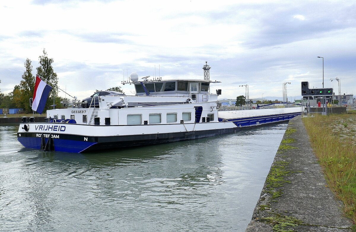 GMS Vrijheid, bei der Einfahrt in die kleine Kammer der Schleuse Vogelgrün/Elsaß, Okt.2024