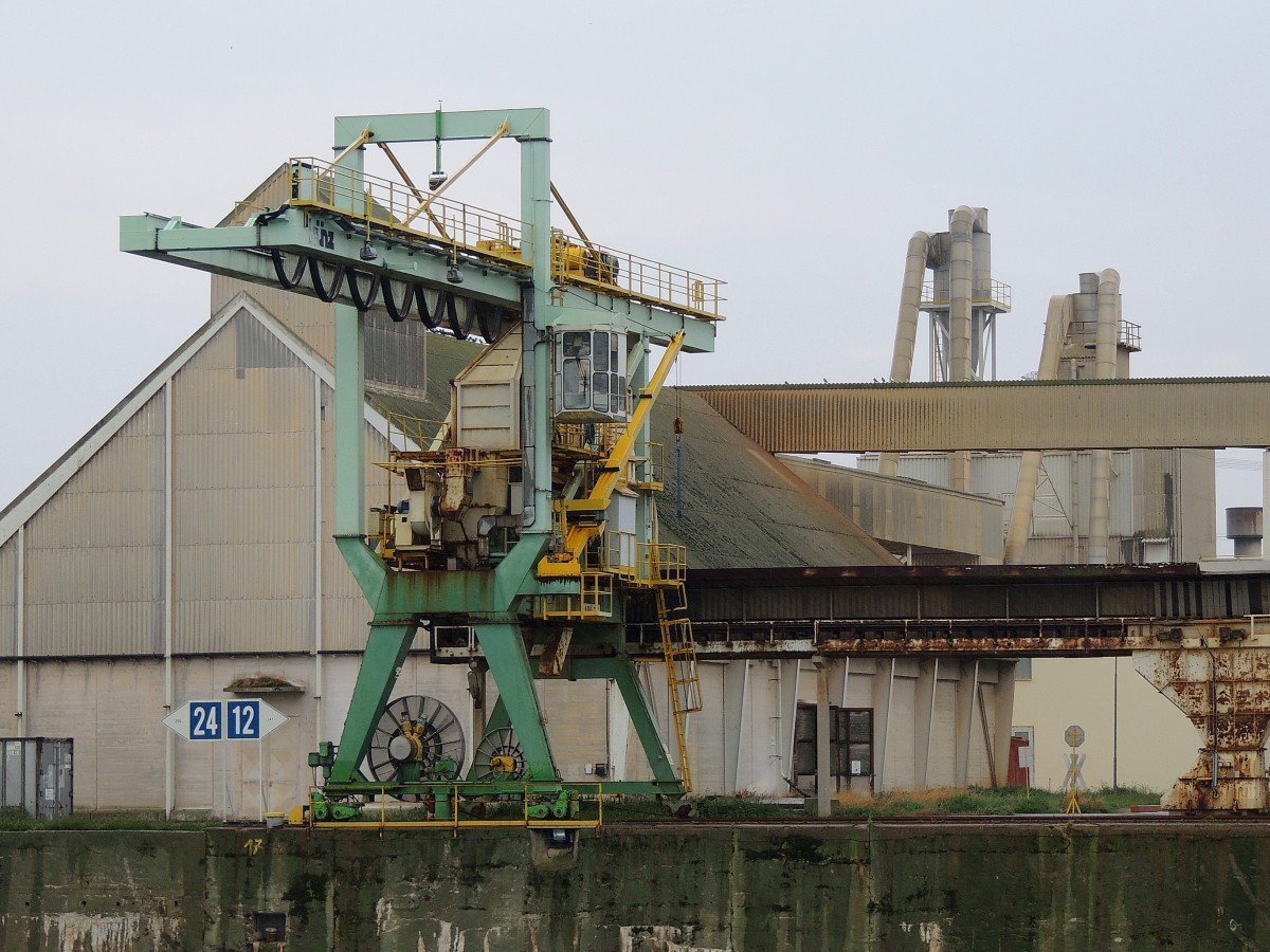 Hafenkran der DONAU-CHEMIE in Pischelsdorf; 130825