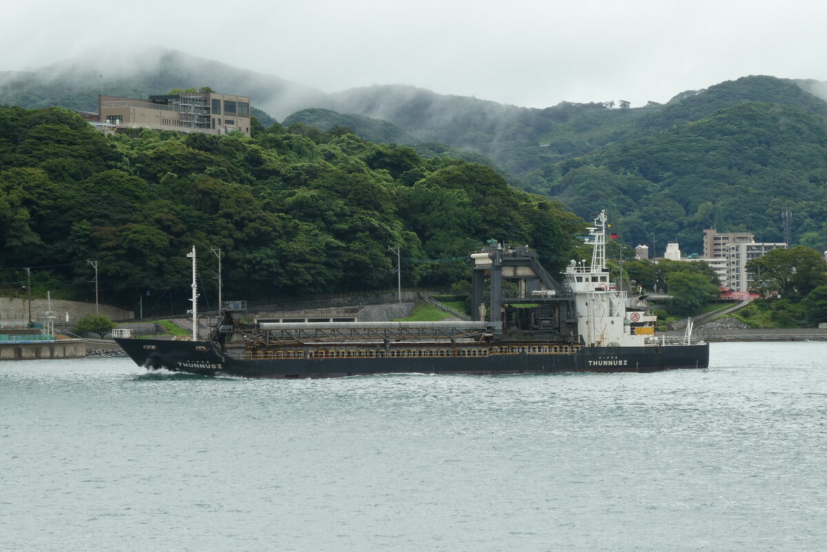 Japanische Küstenffahrt-bulk carrie  THUNNUS II  im 13.08.2021, Kammon-Straße.