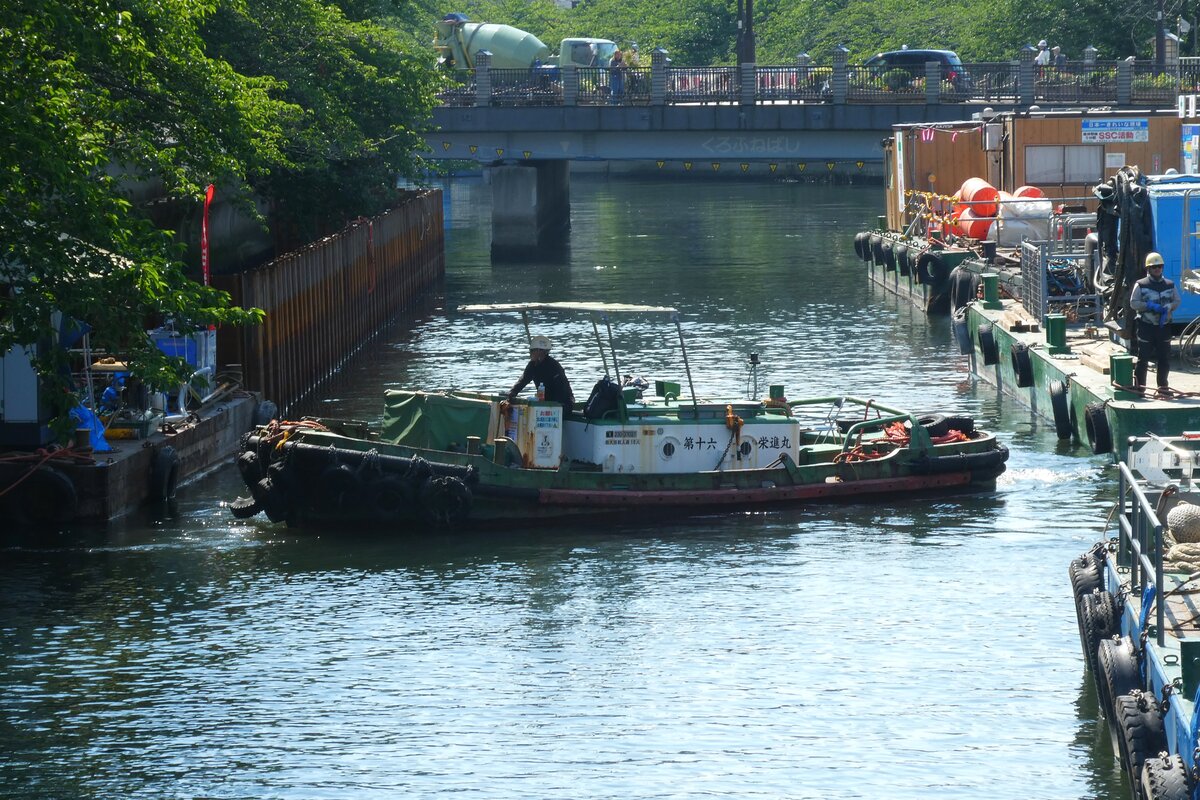 Japanische schubschlepper  Eishin Maru Nr.16  (第十六栄進丸) in Ôyokogawa-Kanal, Tokio. 14.Juni.2024