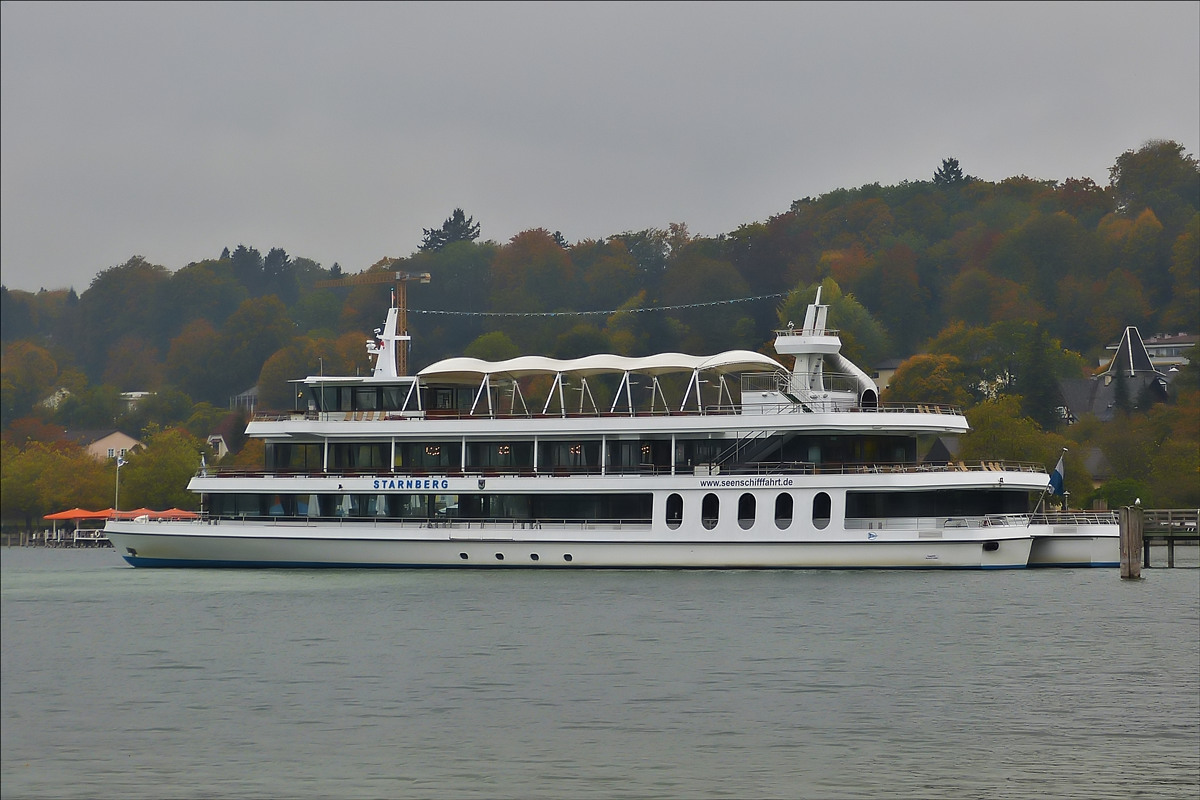 Katamaran MS Starnberg, Lnge 56 m: Breite 15 m; Baujahr 2004; Angetrieben von 2 Dieselmotoren mit je 500 Ps; kann 800 Passagieren befrdern, gebaut von der Lux-Werft in Niederkassel-Mondorf, aufgenommen am Anlieger in Starnberg am 10.10.2015.