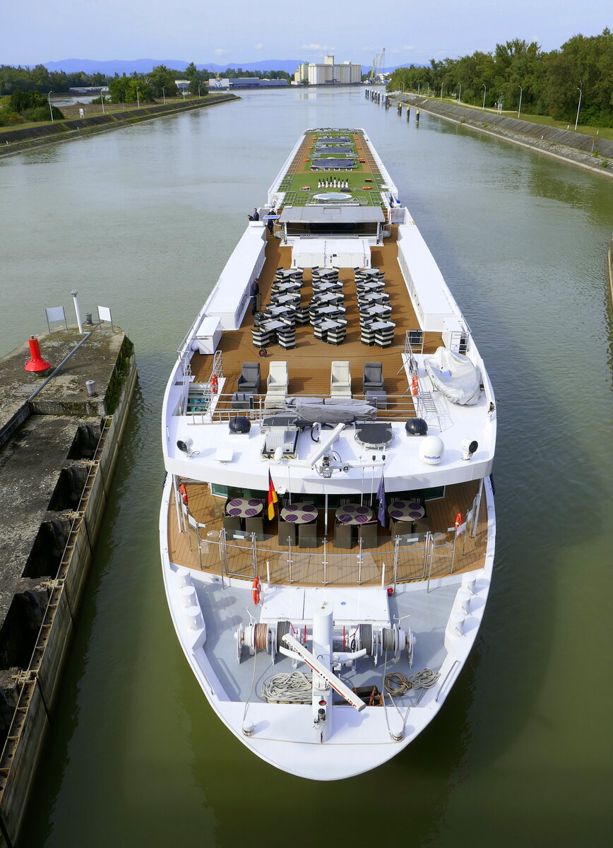 KFGS Scenic Crystal, bei der Einfahrt in die Schleusenkammer in Vogelgrün/Elsaß, Sept.2024