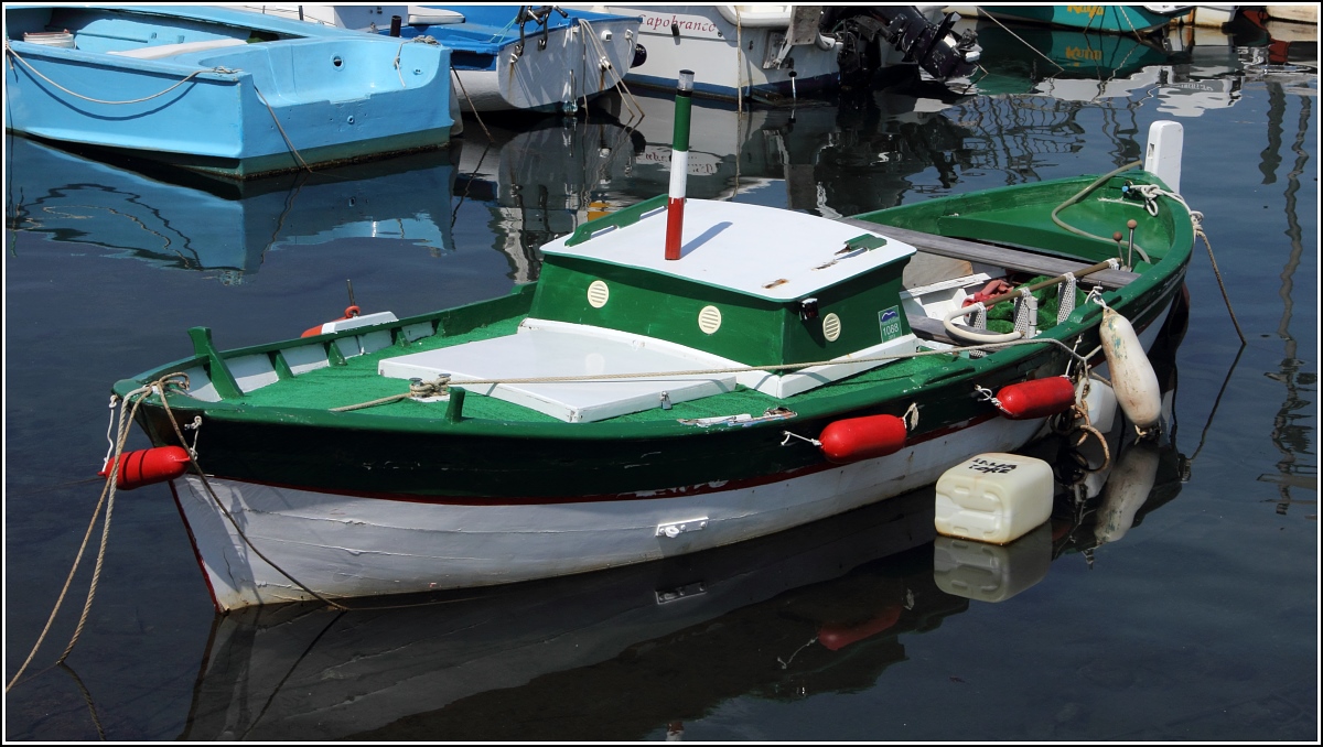 kleine motorboote mit kajüte