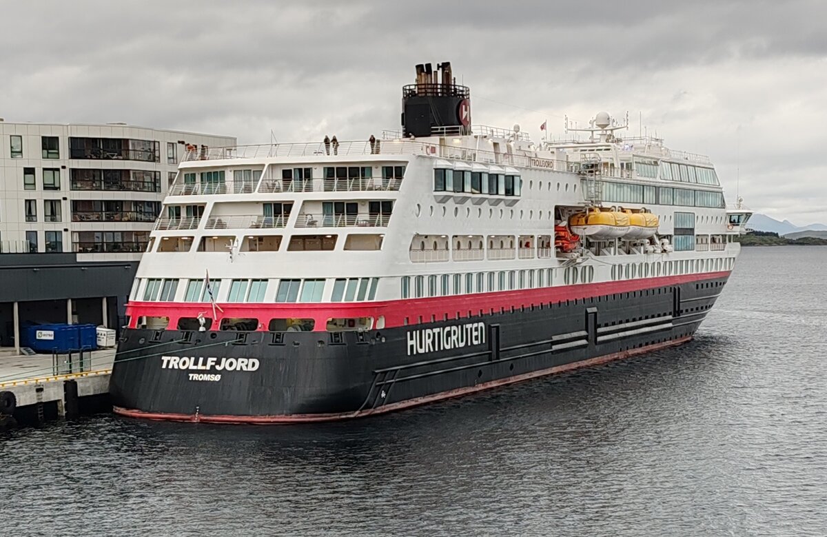 Ms Trollfjord von Hurtigruten liegt im Hafen von Harstad am 18.09.2024