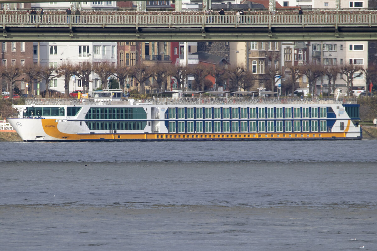 MS VISTASKY entspannt in Köln am 08.12.2024