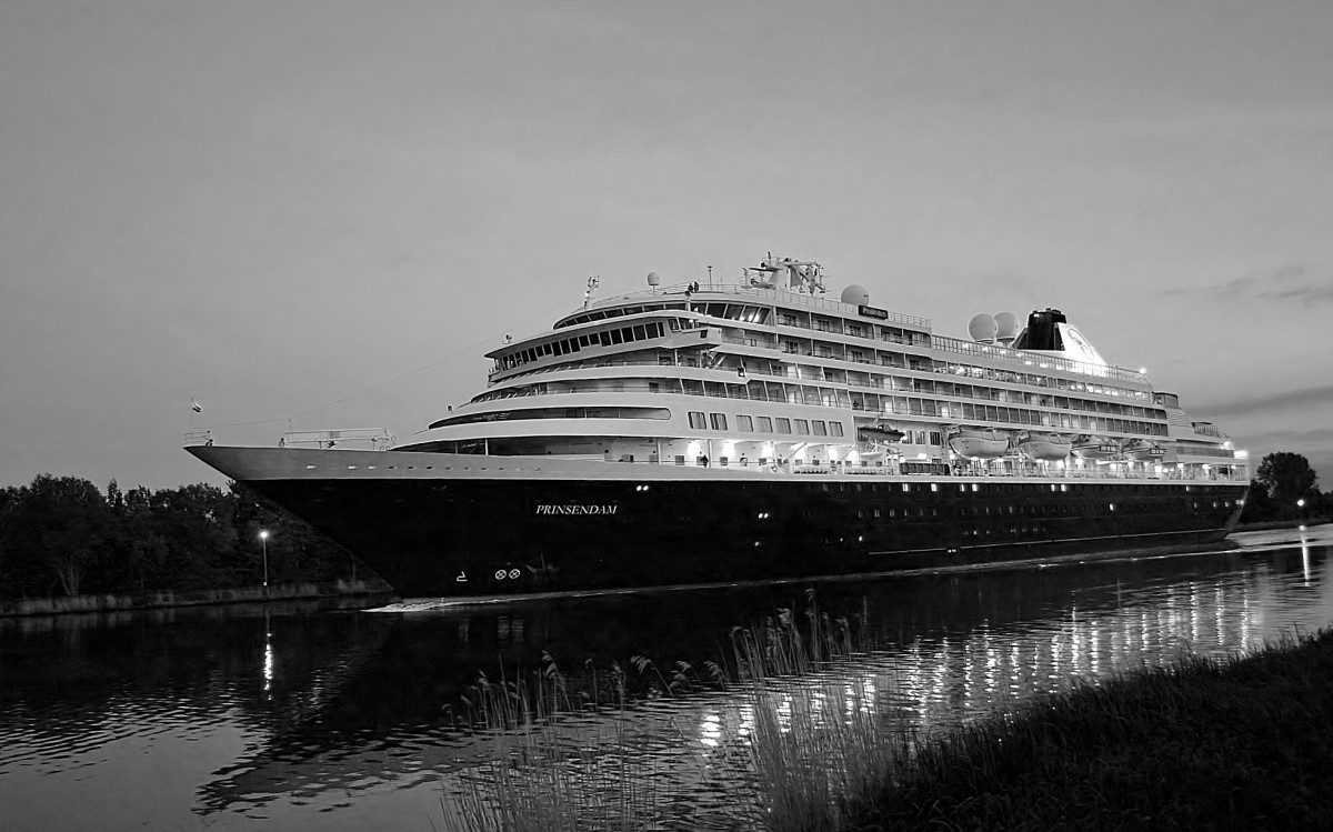 NOK.23.05.2015
Prinsendam in sw 
