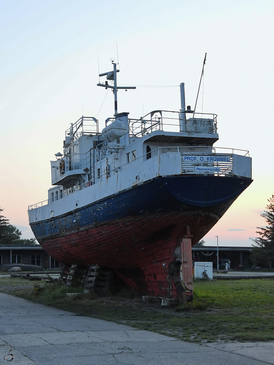 PROF. O. KRÜMMEL ist ein ehemaliges Dienstschiff des Seehydrographischer Dienstes (SHD), so gesehen Anfang September 2024 in Peenemünde.