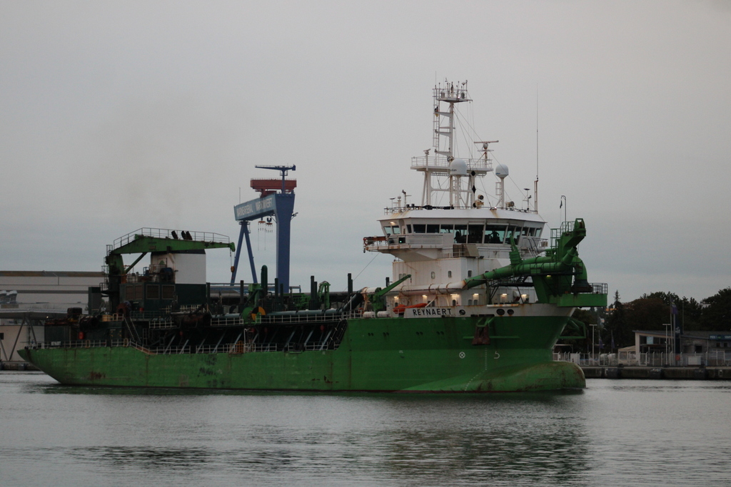 Reynaert auf dem Weg von Rostock nach Cuxhaven beim Auslaufen am Morgen des 18.08.2024 in Warnemünde