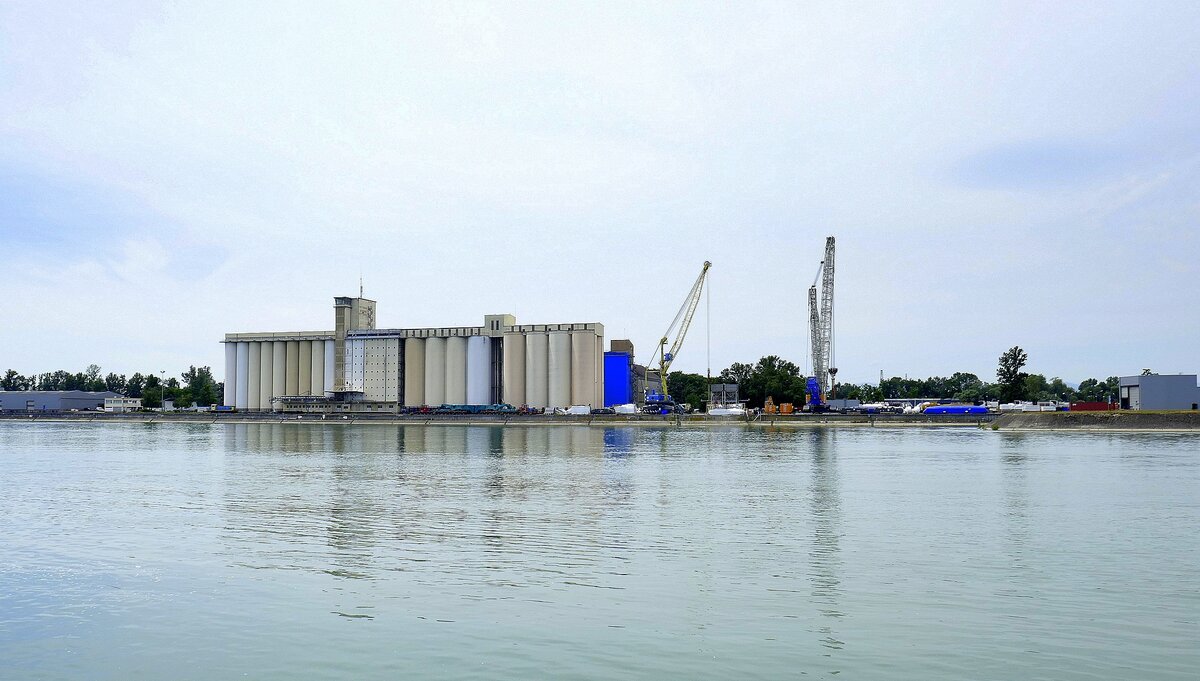 Rheinhafen Neubreisach (Neuf-Brisach)/Elsaß, Blick vom deutschen Ufer, mit einem Umschlag von ca.1,6 Mill.Tonnen und 13000 Containern der siebtgrößte Binnenhafen Frankreichs, Juni 2024