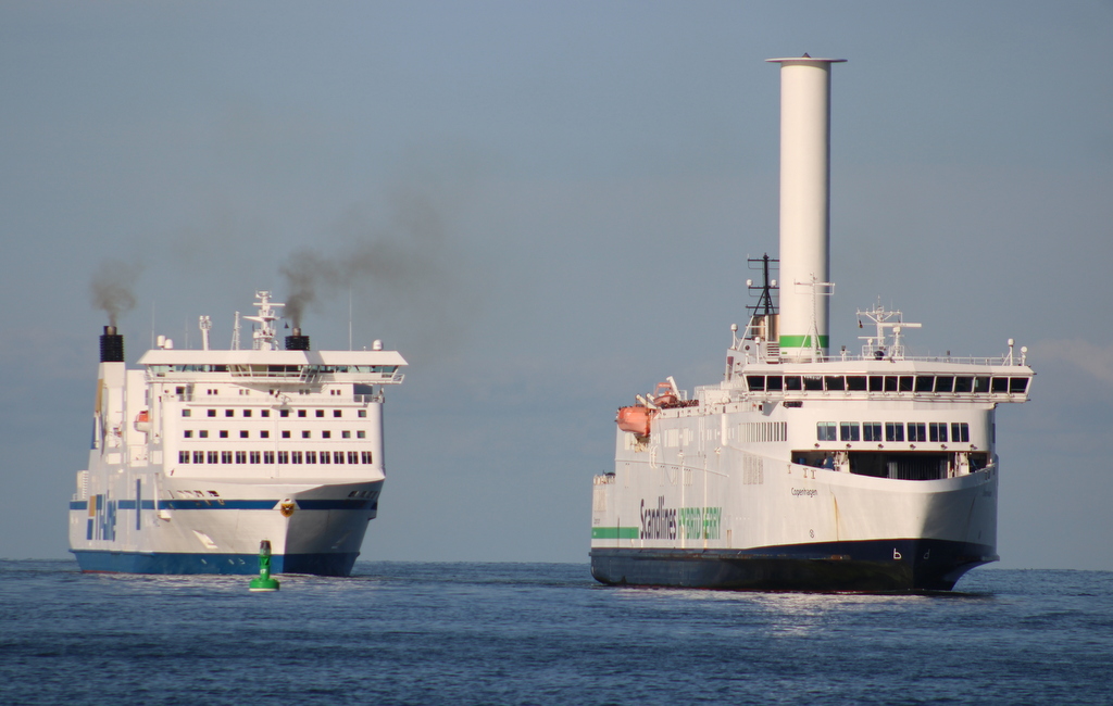 Scandlines Fähre Copenhagen und TT-Line Fähre am 02.11.2024 vor Warnemünde