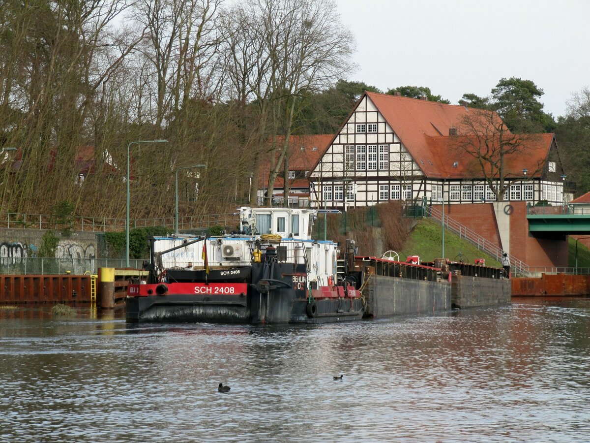 Schubboot  SCH 2408  (05602690 , 16,49 x 8,15) schob am 30.01.2024 zwei je 32,50m lange Leichter in die Nordkammer der  SCHLEUSE KLEINMACHNOW  /  Teltowkanal zu Berg.