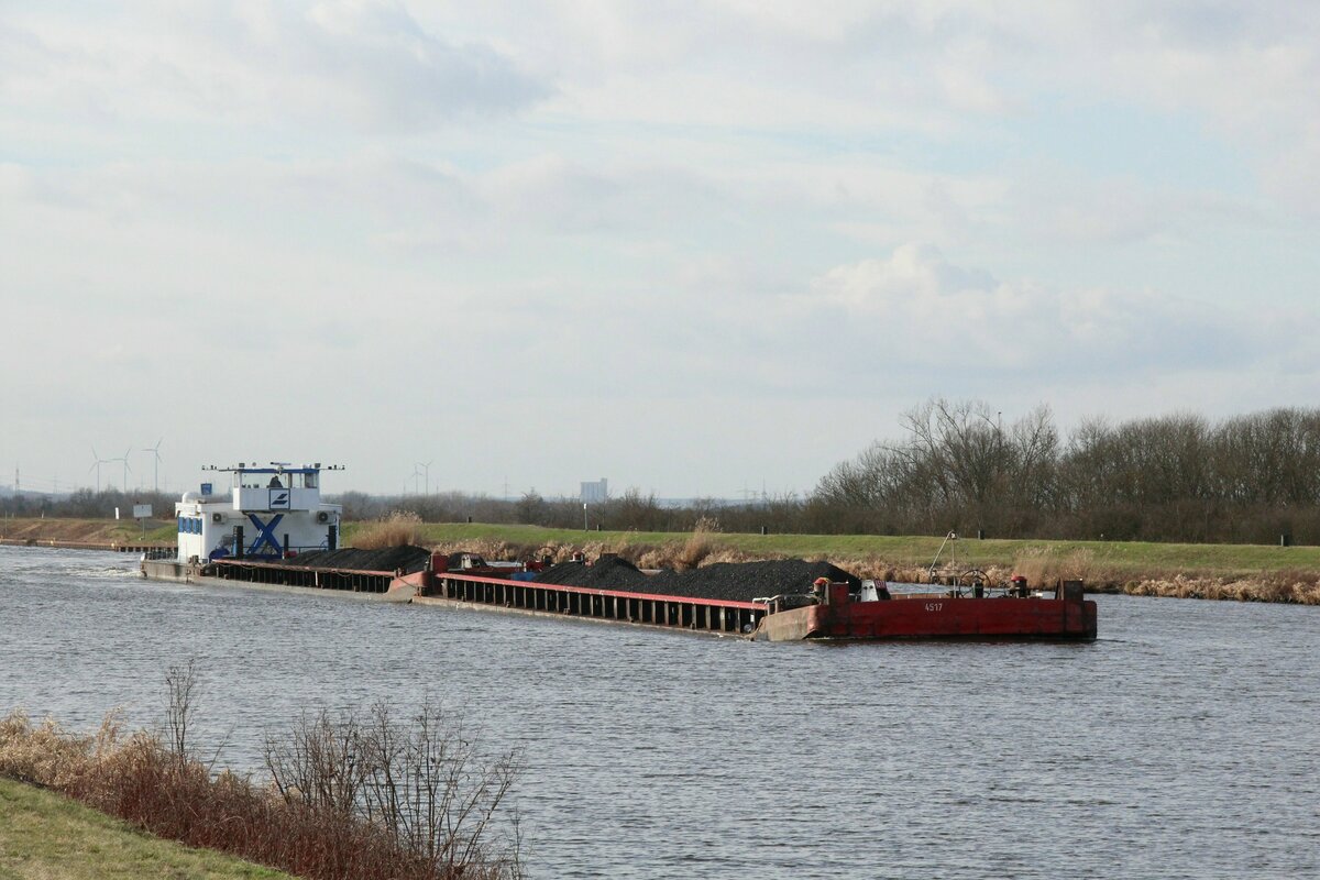 Schubverband mit zwei je 65m langen und 9,50m breiten Leichtern plus dem Schubboot  RHENUS STRASSBURG  (06503581 , 24,84 x 9,12m)  auf dem  MITTELLANDKANAL  Höhe Barleber See zu Berg / Richtung Trogbrücke / Hohenwarthe. 