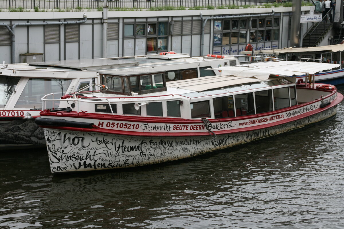  Seute Deern  am 18.08.2024 an den Hamburger Landungsbrücken.