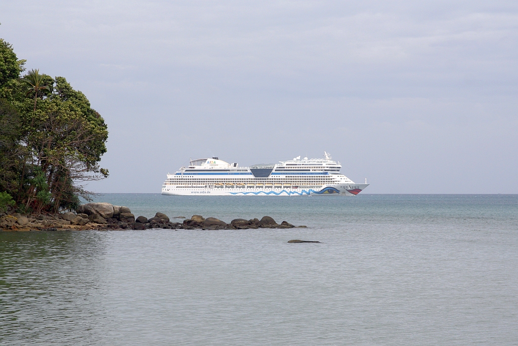 Sphinx-Klasse (modifiziert)  Aida stella  (Baujahr 2013 - Meyer Werft, Papenburg / Deutschland - Heimathafen Genua, Italien) IMO 9601132 am 25.Februar 2025 in der Patong Bay.