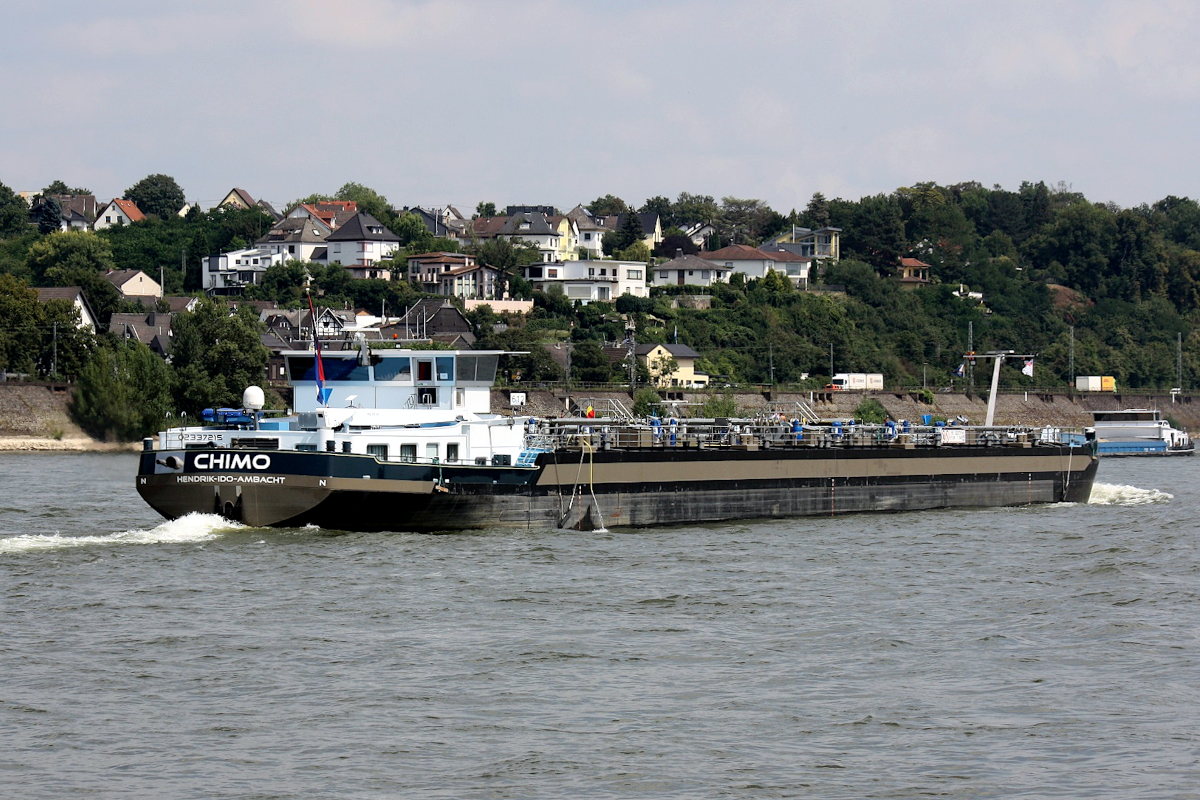 TMS CHIMO ENI 02337215 L.110 m B.11,45 m T.3149 Flagge Niederlande auf dem Rhein am 02.09.2024 zu Berg in Andernach.