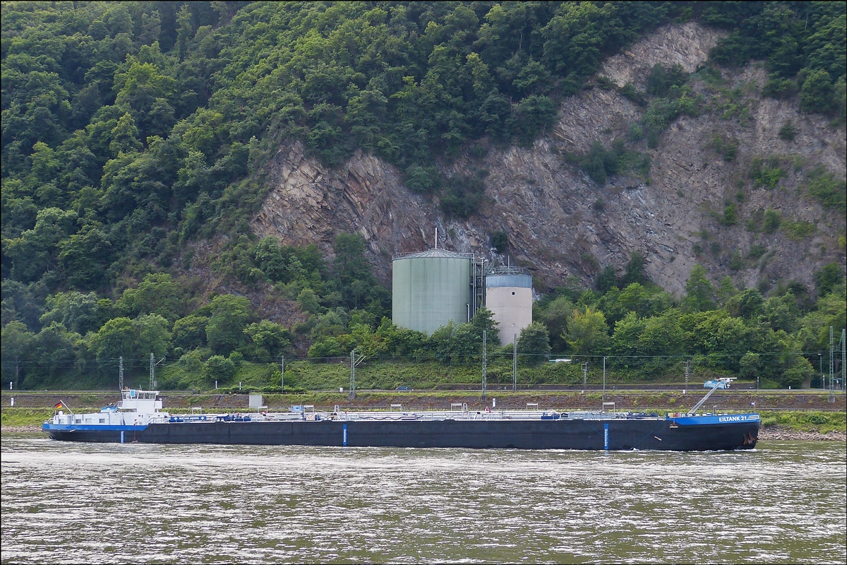 TMS  EILTANK 21  fhrt nahe Lahnstein Fluabwrts auf dem Rhein an mir vorbei. Schiffsdaten: Euro Nr. 05501630 ; L 105 m ; B 10.50 m ; T 2417 ; gebaut 1984 von der Arminiuswerft GmbH, Bodenwerder.   25.05.2014