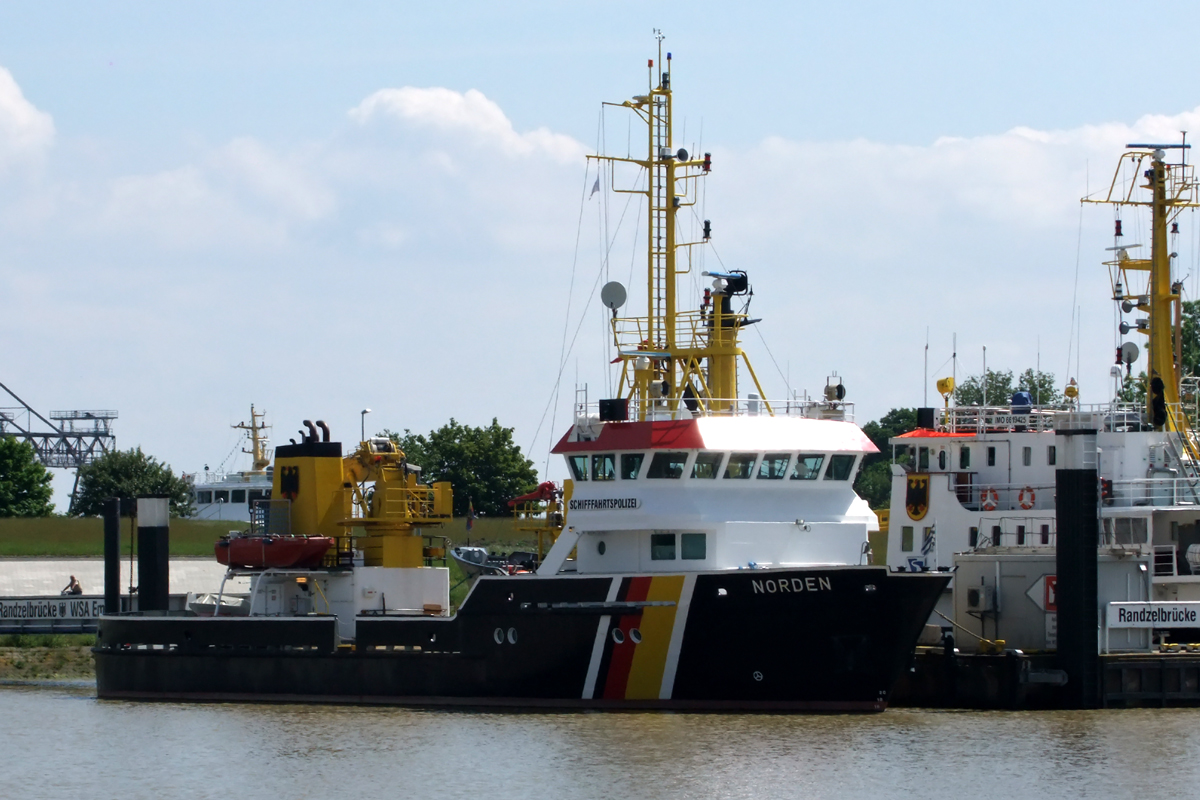 Tonnenleger  NORDEN  in Emden 30.5.2014