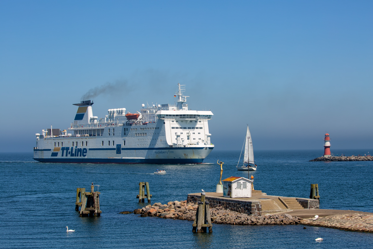  TT-Line Fähre Huckleberry Finn an der Warnemünder Hafeneinfahrt. - 23.07.2019
