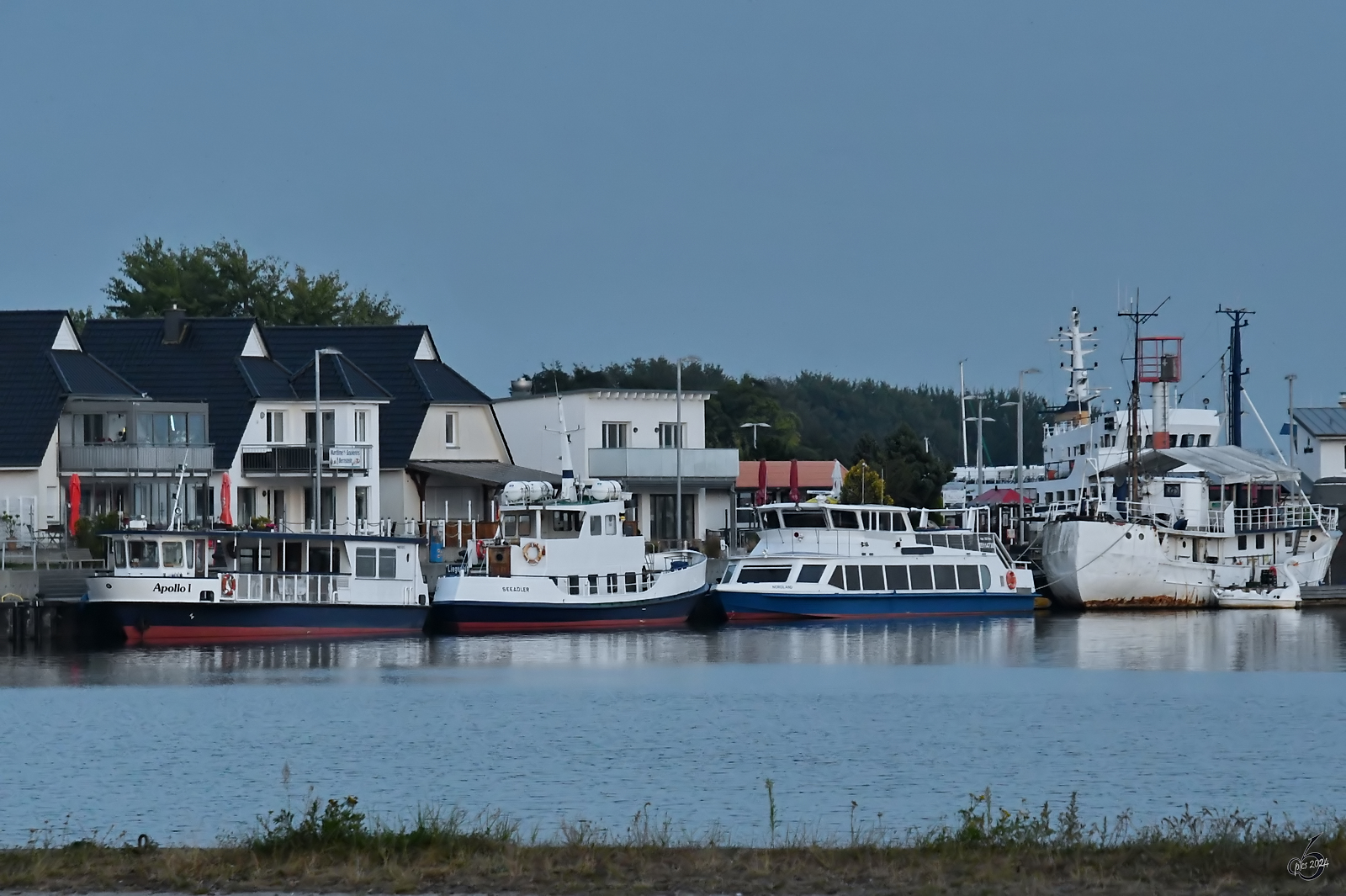 Blick auf die Hafenpromenade von Peenemünde mit der Personenfähre APPOLO I, den Fahrgastschiffen SEEADLER und NORDWIND, sowie dem Restaurantschiff MS KRAGENHAI. (September 2024)