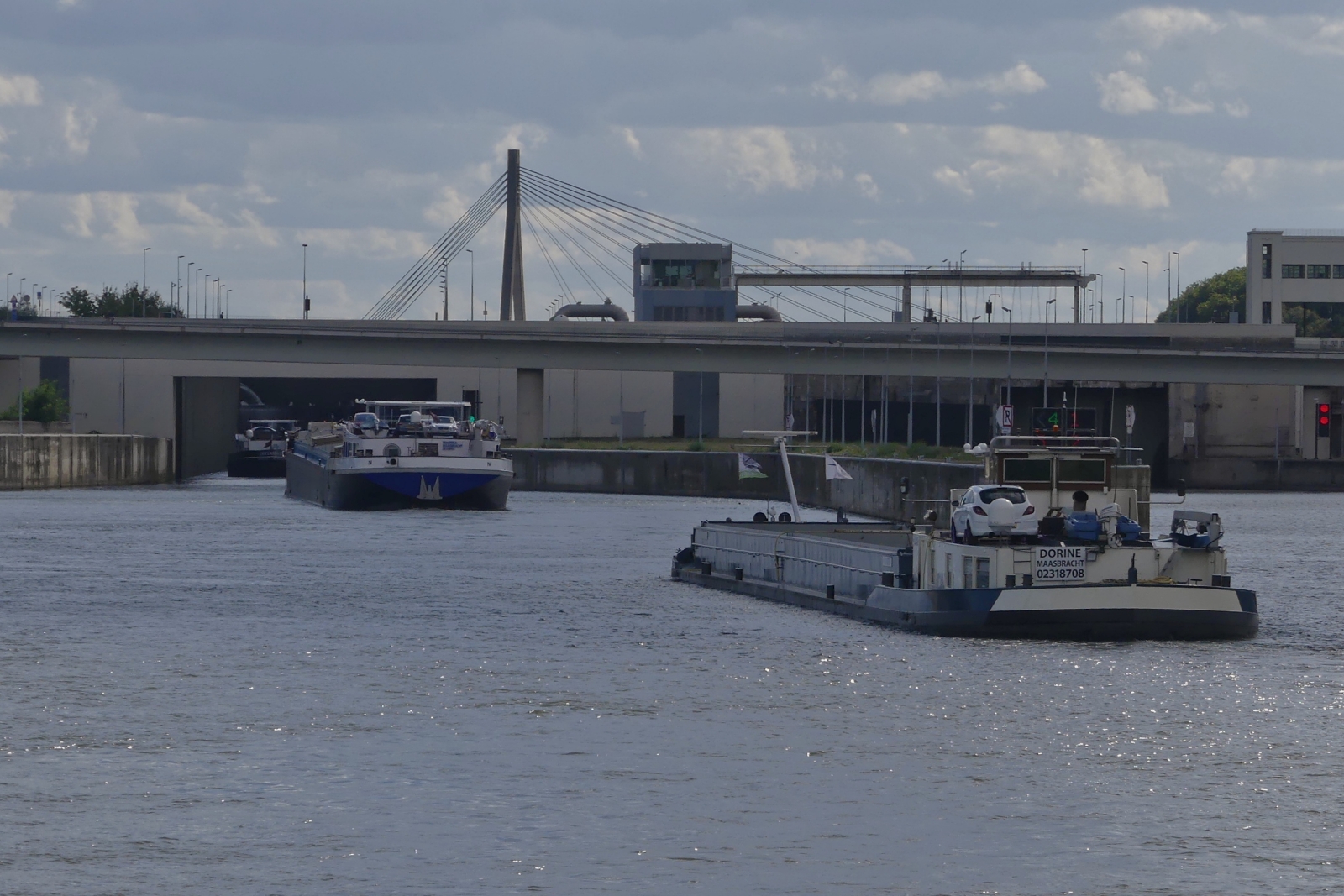 Blick vom Kanal Lanaye, auf die Schleuse Lanaye, wo GMS DORINE ENI 0238708 und zwei weitere Schiffe auf dem Weg in die Schleusenkammer, um hoch zum Albert Kanal geschleust zu werden. 11.09.2024