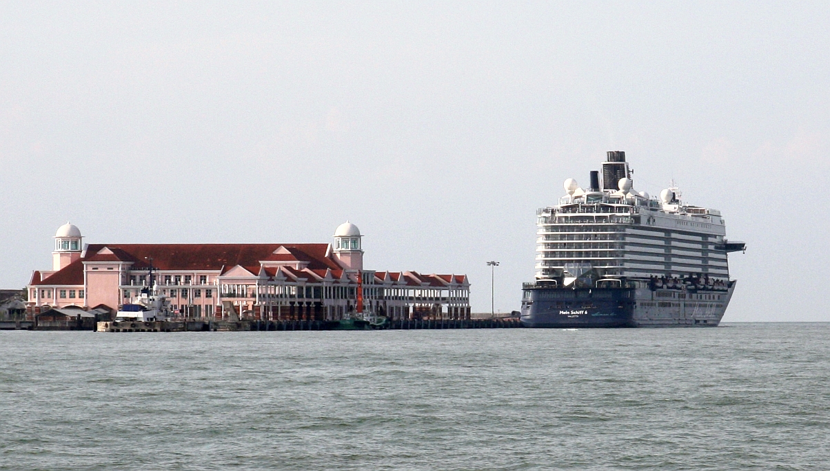 Blue-Motion Class  Mein Schiff 6  (Baujahr 2017 - Meyer Turku / Finnland - Heimathafen Valetta, Malta) IMO 9753208 am 17.Februar 2025 am Swettenham Pier in Georgetown Penang anliegend.