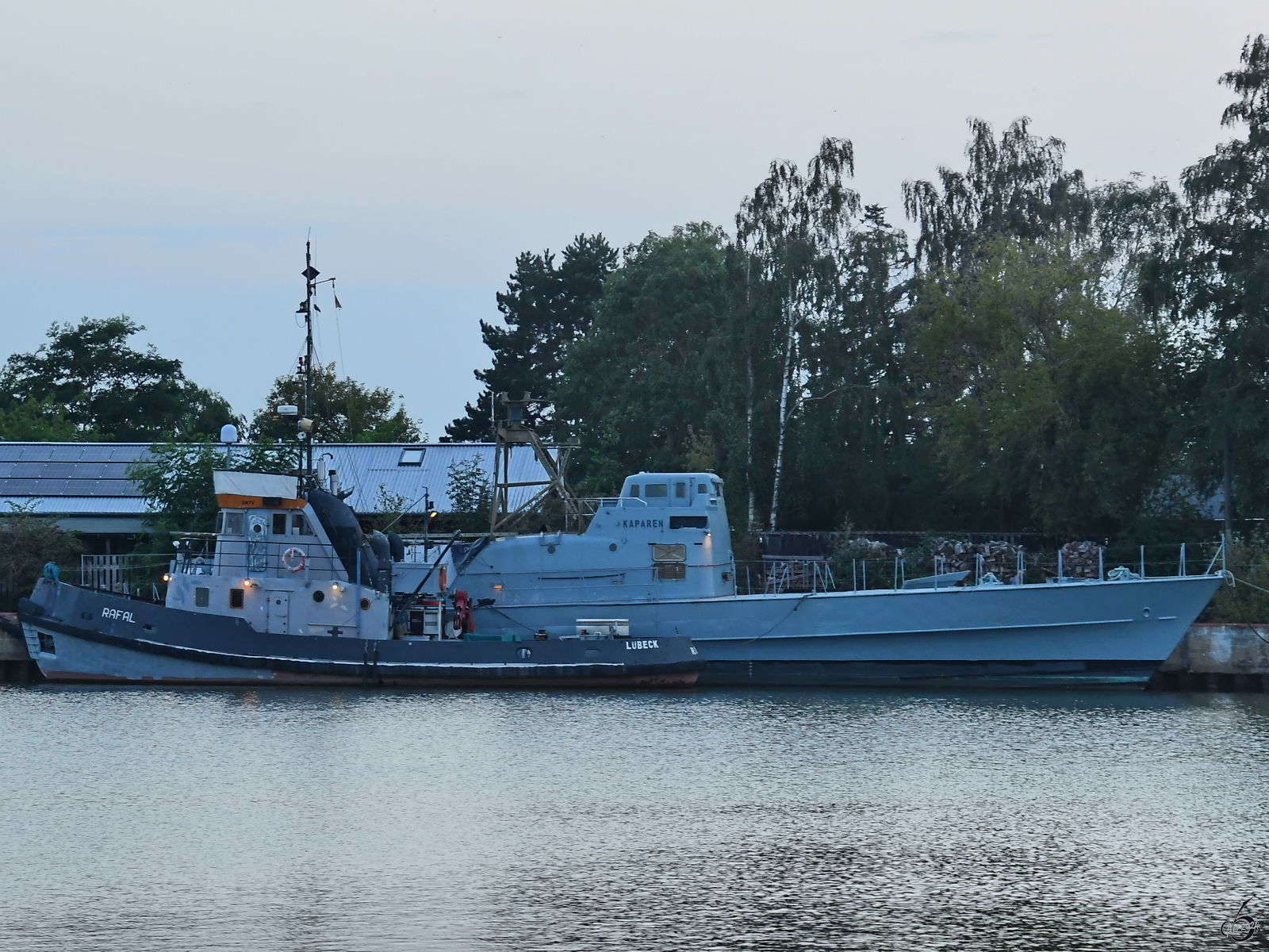 Das letzte Schnellboot der schwedischen HUGIN-Klasse (P159 KAPAREN) soll ein neues Leben als Wohnschiff erhalten, davor zu sehen das Schleppschiff RAFAL. (Peenemünde, September 2024)