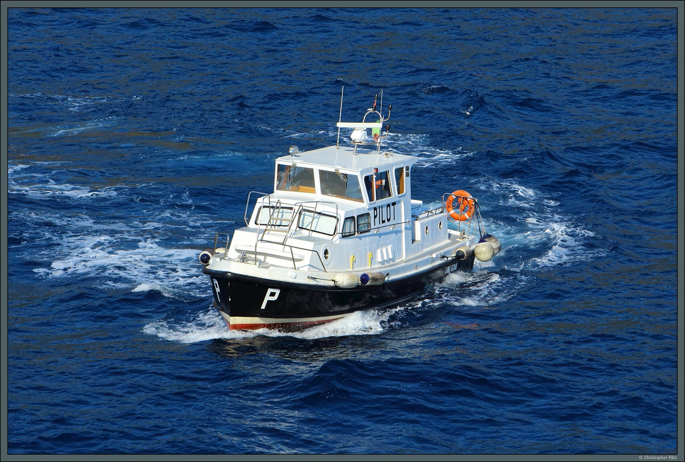 Das Lotsenboot 1 MZ 1258 bringt am 21.02.2024 den Lotsen für den Hafen von Lipari. 