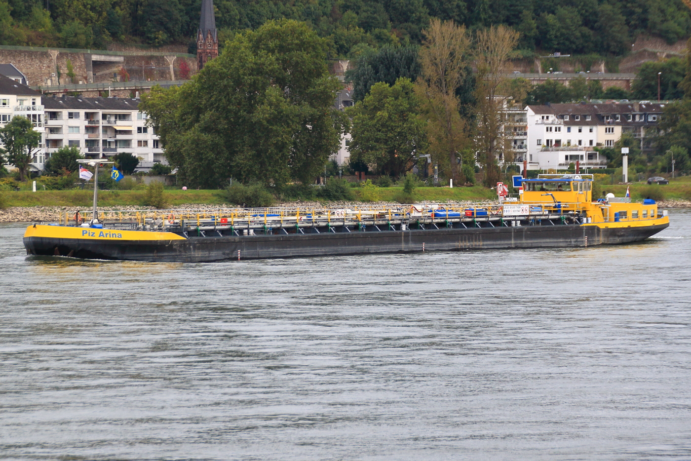 Das Tankmotorschiff PIZ ARINA, ENI 02317847, Flagge NED, fährt rheinabwärts bei Ehrenbreitstein. Aufnahmedatum: 23.09.2024.