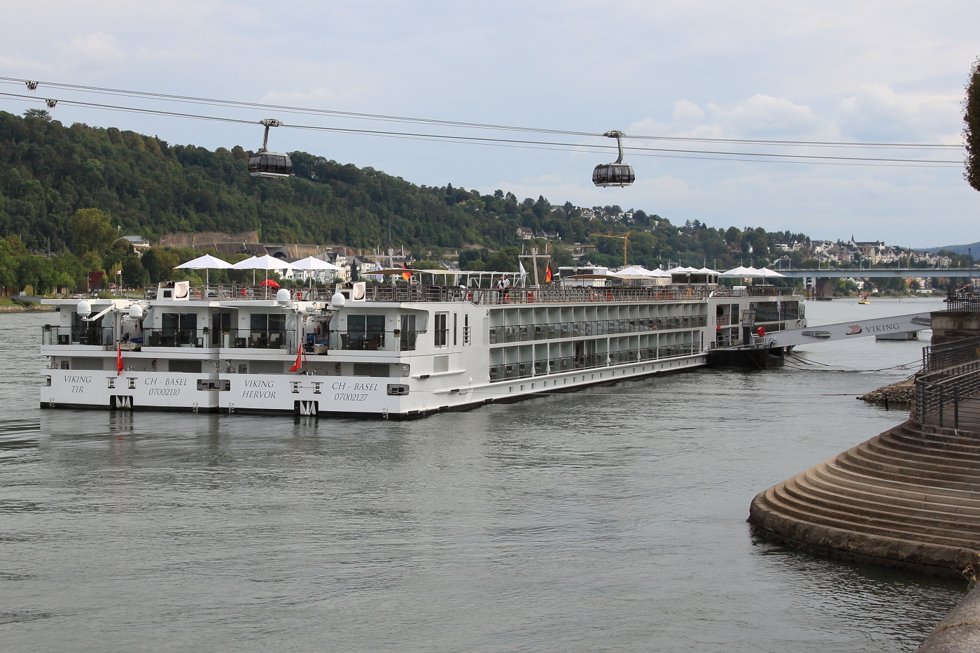 Die KGFS VIKING TIR (ENI: 07002110) und VIKING HERVOR (ENI: 07002127) liegen am 23.09.2024 nebeneinander am Anleger der VIKING River Cruises am Rheinufer in Koblenz.