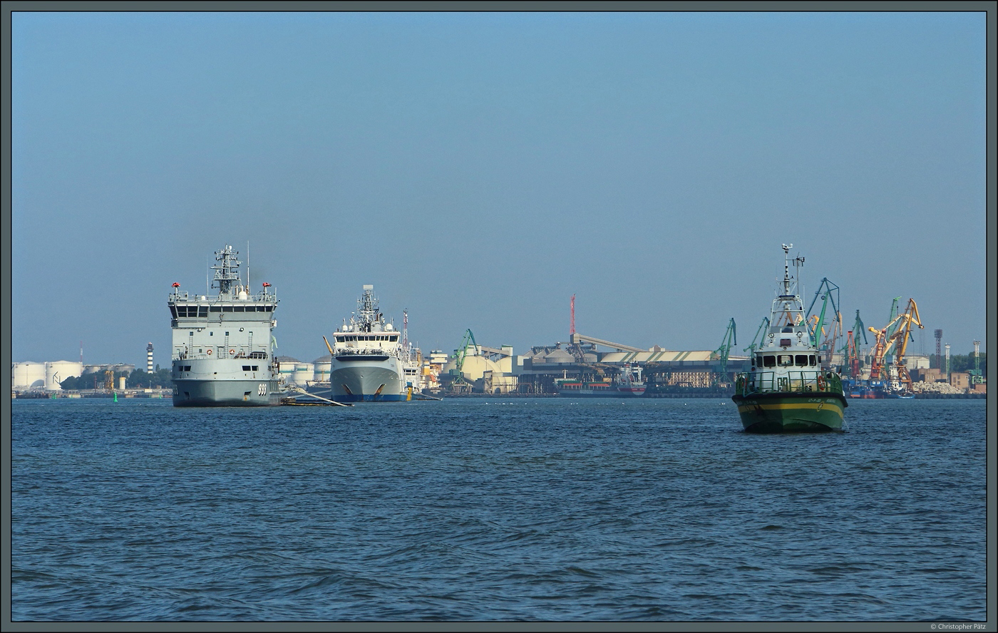 Die Pollution Control Schiffe Louhi und Turva der finnischen Küstenwache sind am 27.08.2024 auf der Memel bei Klaipeda im Einsatz. Links im Hintergrund ist der Leuchtturm zu sehen.