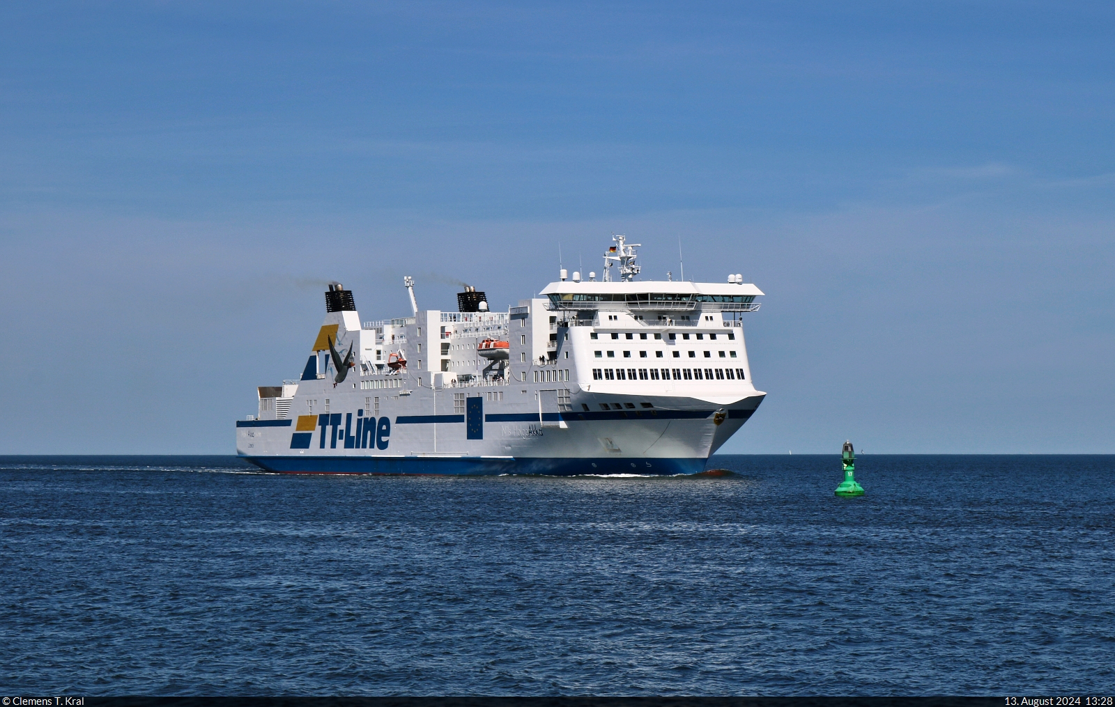 Die RoPax-Fähre  Akka  (ehem.  Nils Holgersson ) trifft aus Trelleborg (SE) in Rostock-Warnemünde (DE) ein.

🧰 TT-Line GmbH & Co. KG
🕓 13.8.2024 | 13:28 Uhr