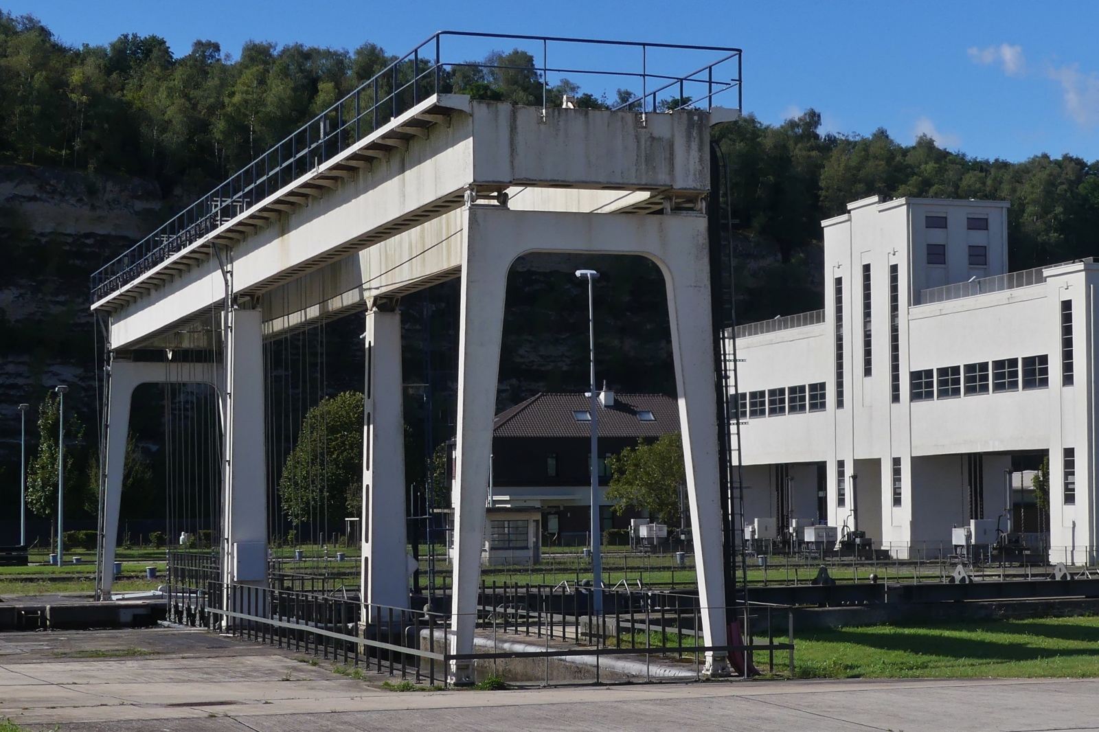 Eine seltene Art von Schleusentor, ein Verschiebetor, im Albertkanal bei den Schleusen von Lanaye, aufgenommen von dem Ausflugschiff. 11.09.2024