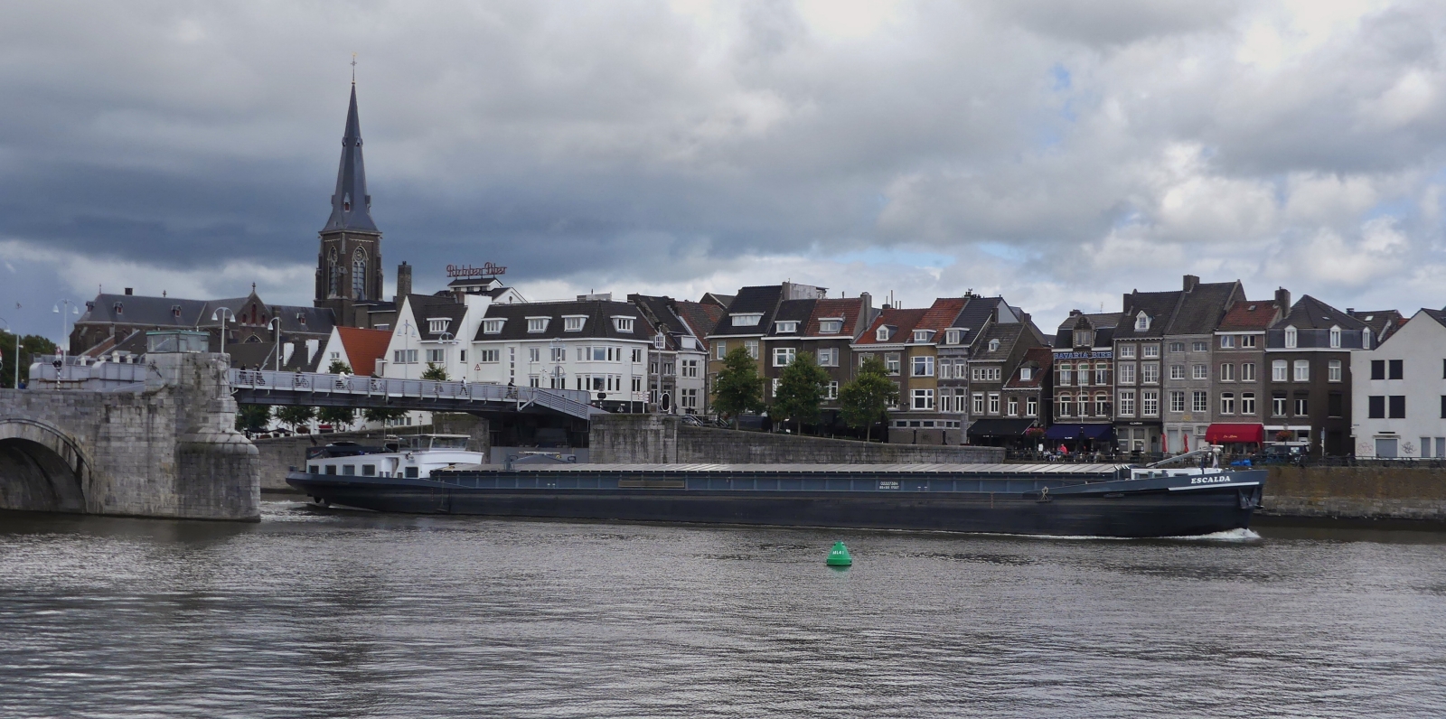 GMS ESCALADA; ENI 02327384; L 85 m; B 9,5 m; 1700 t; kommt aus dem Kanal bei Maastricht zu Berg auf der Maas, die Eiserne Brücke über dem Führerhaus ist in angehobener Position. 12.09.2024